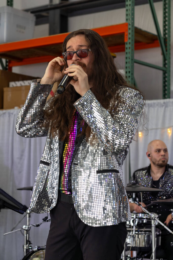 Una banda dando un concierto en un hangar, tomamos las fotos.