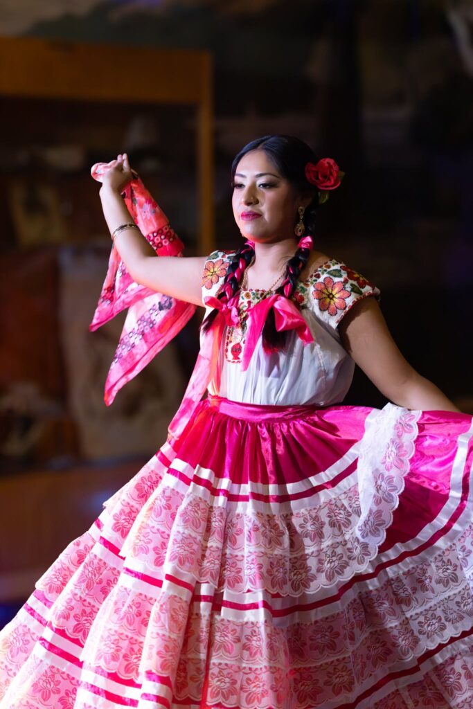 Una hermosa bailarina mexicana a la que fotografiamos en un evento de desfile de moda cultural.